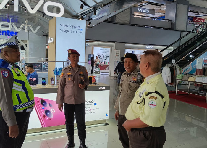 Jaga Kenyamanan Libur Nataru, Polsek Wonocolo Intensifkan Patroli di Plaza Marina