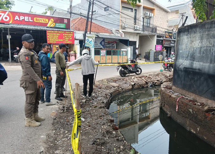 Satpol PP Line Dipasang di Bantaran Sungai, Antisipasi Insiden Mobil Masuk Sungai Kalijudan