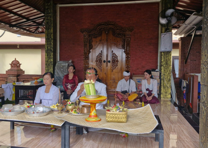Pura Kertha Bumi Bhayangkara Gelar Ibadah Suci Tilem