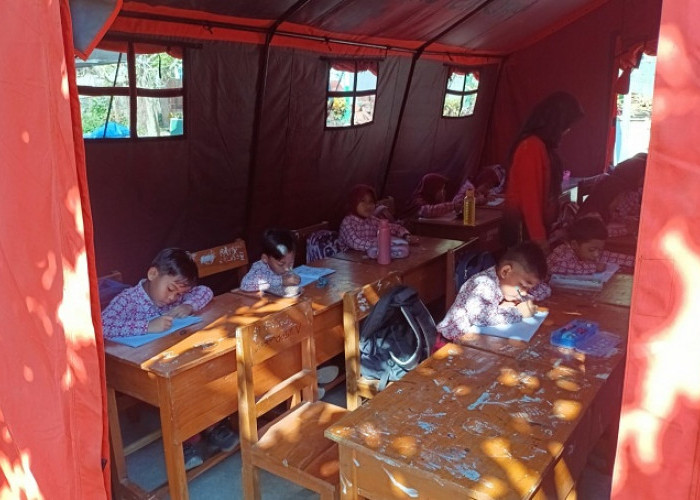  Atap Ambruk, Siswa SDN 3 Wonorejo Tulungagung Belajar di Tenda