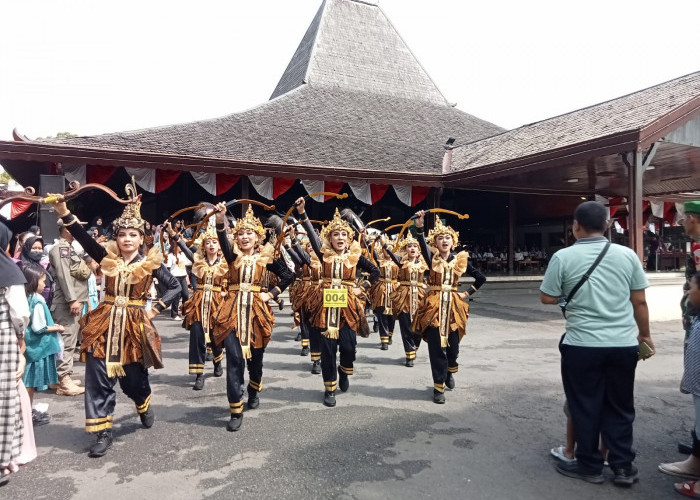 Semarakkan Hari Jadi Ke-819 Kabupaten Tulungagung, 81 Tim Ikuti Gerak Jalan Kreasi Ketandan