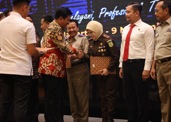Kajati Jatim Terima Pin Emas Dan Penghargaan Dari Menteri ATR/BPN