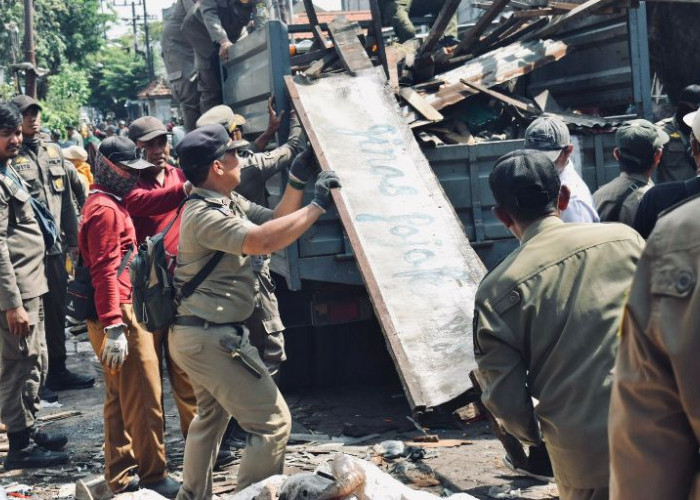 Pasar Tumpah Simo Katrungan Ditertibkan, Satpol PP Surabaya Bongkar Puluhan Lapak