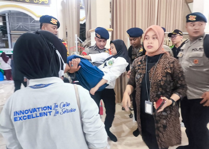Personel Polresta Sidoarjo Bantu Evakuasi Santri Korban Dugaan Keracunan MBG