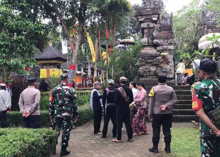 Kolaborasi TNI dan Polri Amankan Piodalan di Pura Mandara Giri Semeru Agung Lumajang