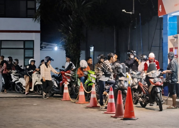 Jember Dihantui Kelangkaan BBM, Warga Geruduk SPBU hingga Tengah Malam