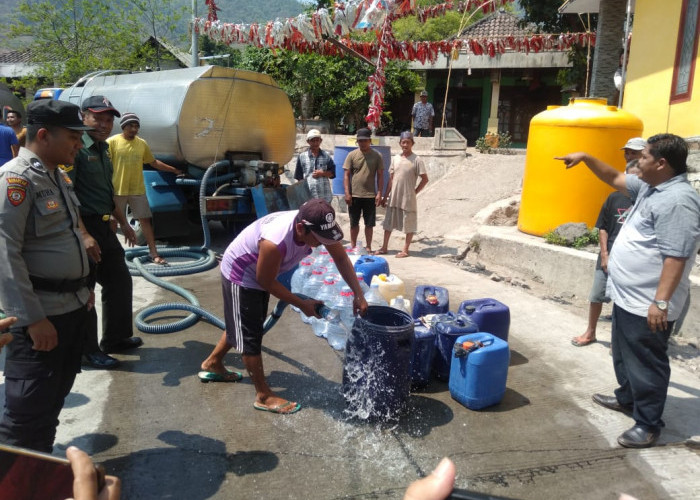 Peringati HUT Ke-72 Humas Polri, Polres Mojokerto Distribusikan Air Bersih ke Manduro