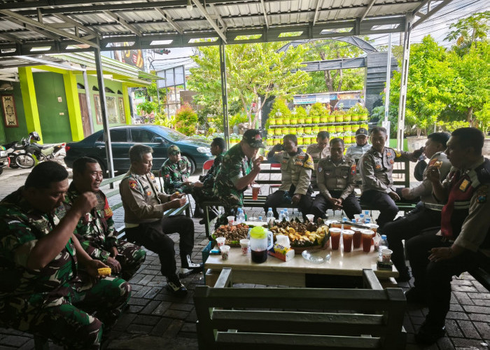 Sinergitas Tanpa Batas, Kapolsek Kompol Imam Solikin Gelar Silaturahmi ke Koramil Lakarsantri