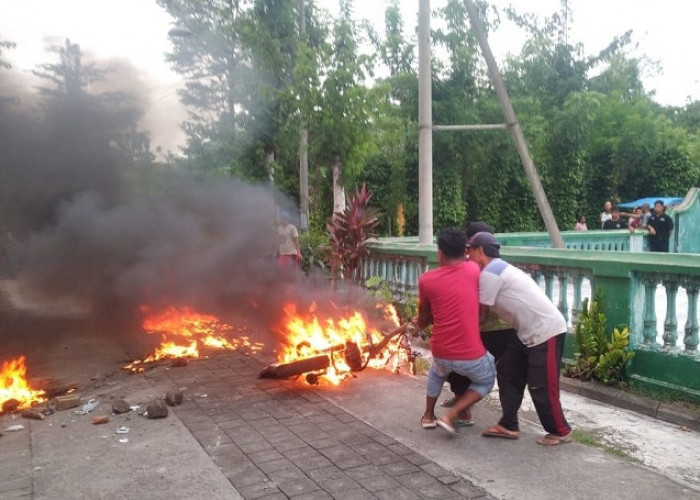 Maling di Gumukmas Babak Belur, Motor Dibakar