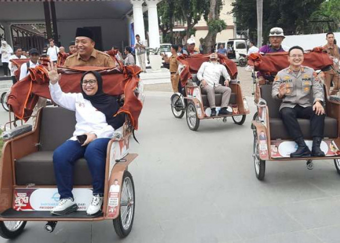 Bupati Situbondo dan Wakil Ketua GSN Jajal Becak Listrik Bantuan Presiden Prabowo
