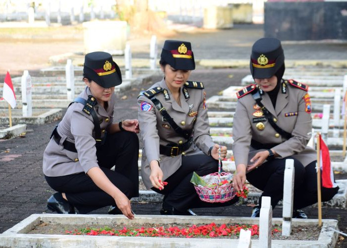 Jelang Hari Jadi Ke-77, Polwan Polresta Sidoarjo Ziarah ke Makam Pahlawan