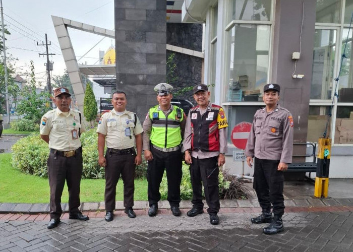 Antisipasi Kejahatan, di Permukiman, Polsek Rungkut Gencarkan Patroli Presisi dan Sosialisasi Call Center 110