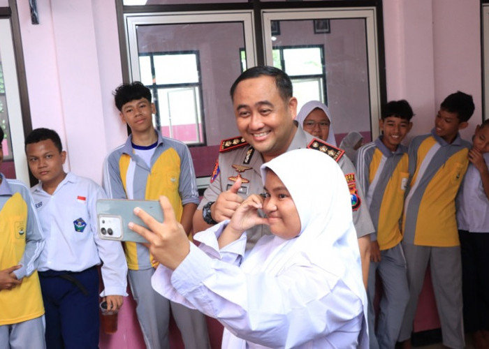 Kapolres Gresik Kunjungi SLB Kemala Bhayangkari 2, Beri Semangat Siswa Berkebutuhan Khusus