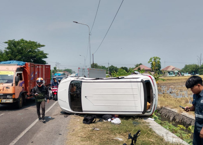 Kecelakaan Beruntun di Madiun, Pengendara Motor Terlempar Ditabrak Minibus