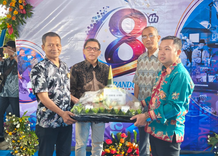 Cak Ji Kirim Tumpeng di HUT Ke-8 Memorandum.disway.id, Bukti Sinergi Kuat Wakil Wali Kota Surabaya