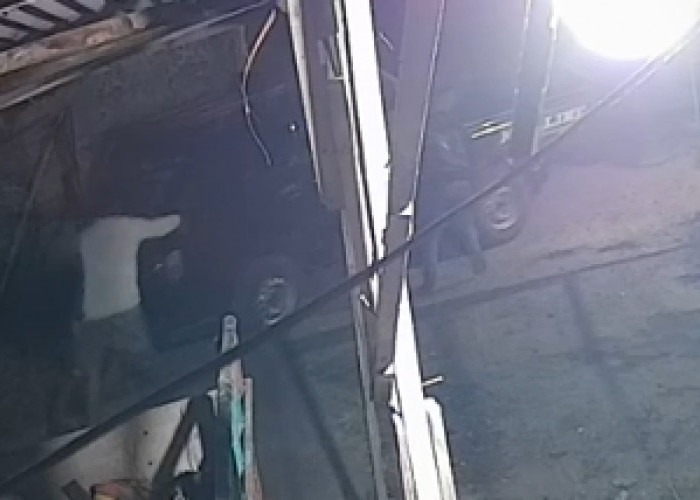 3 Pelaku Curanmor Terekam CCTV Dorong Pikap di Banjarsugihan