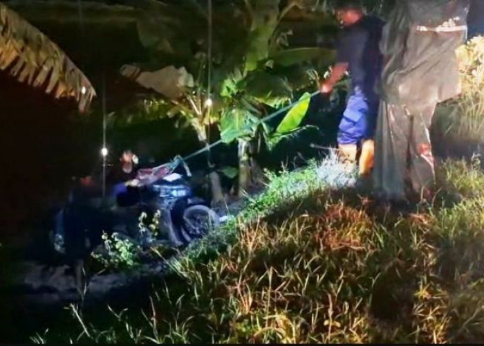  Jalan Berlubang Bikin Pemotor Terperosok ke Sawah, DPUTR Gresik Siapkan Perbaikan