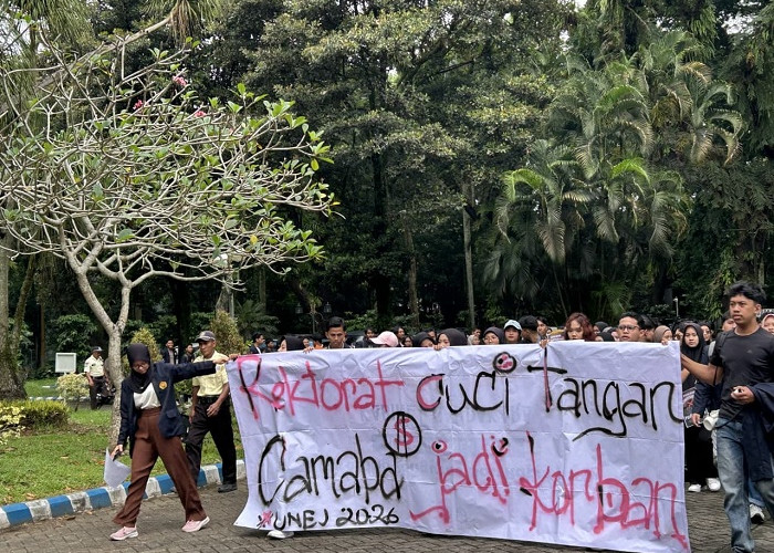 Ratusan Mahasiswa Unej  Geruduk Rektorat Tuntut Audit Total UKT