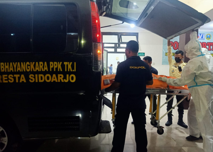 Ambulans Poliklinik Polresta Sidoarjo Turut Bawa Korban Meninggal Dunia dari Ponpes Al Khoziny
