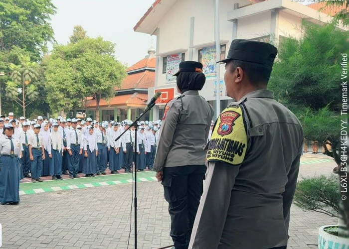 Dukung Program Polisi Peduli Pendidikan, Kapolsek Wiyung Pimpin Apel Pagi di SMPN 34 Surabaya