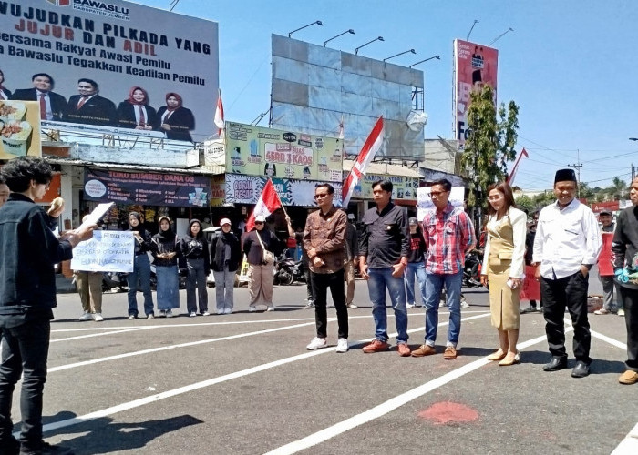 Hari Pertama Masuk Kantor, 6 Anggota DPRD Jember Temui Demonstran Kawal Putusan MK