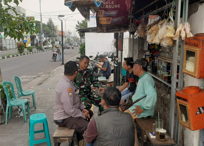 Polsek Simokerto Sambangi Warga Kapasari, Tekankan Waspada Curanmor dan Kenakalan Remaja