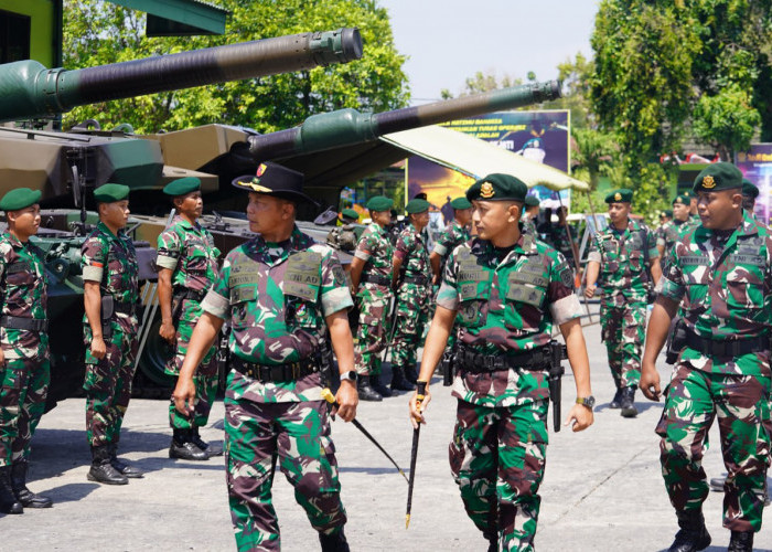 Pangdiv II Kostrad Cek Kesiapan Prajurit dan Alutsista Yonkav 8 Beji