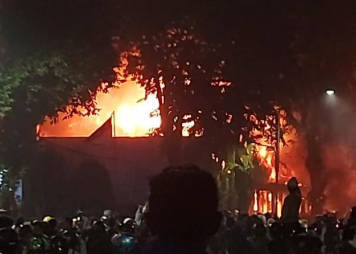 Gedung Grahadi Surabaya Dibakar Massa