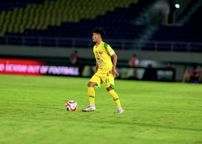 Gelandang Muda Persebaya Ichsas Baihaqi Apresiasi Kerja Keras Pemain Persebaya