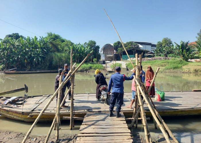 Penumpang Perahu Jatuh ke Sungai saat Menyeberang di Wringinanom Gresik, Satu Motor Tenggelam