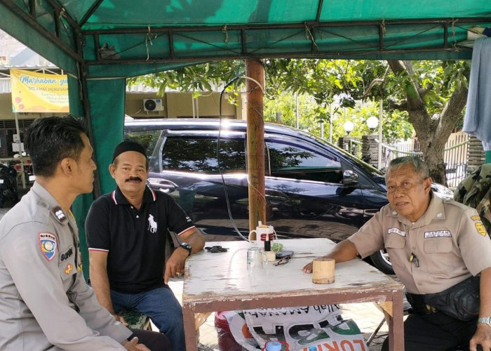 Perkuat Keamanan Ibadah, Bhabinkamtibmas Medokan Ayu Sambangi Takmir Masjid Al-Amin