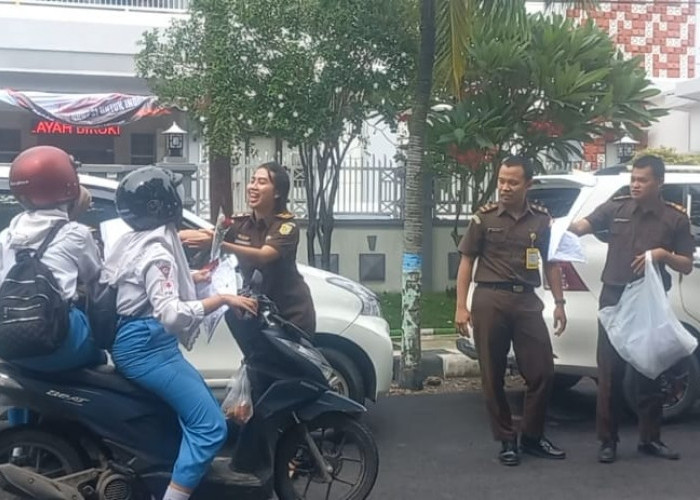 Peringati Hakordia, Kejari Lamongan Ajak Masyarakat Berantas Korupsi dengan Aksi Simpati Bagikan Bunga