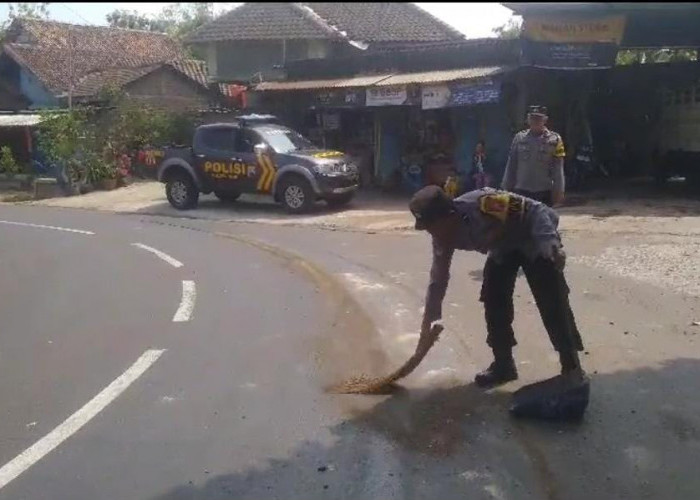 Berkat Laporan Call Center 110, Polisi Ngawi Cegah Potensi Kecelakaan Akibat Tumpahan Oli di Jalan Raya Sine 