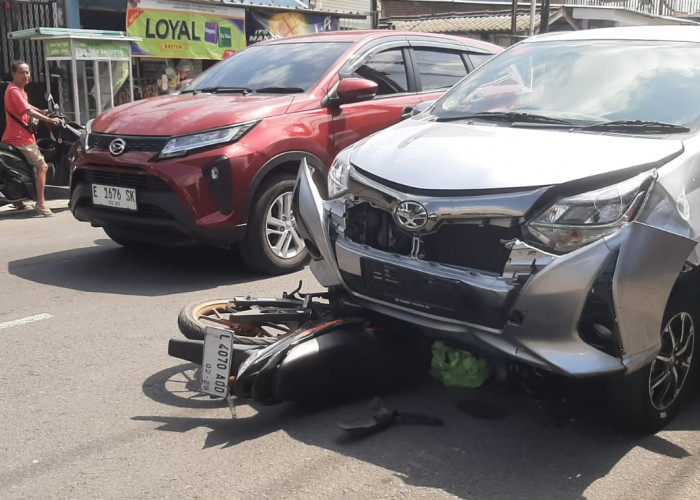 Toyota Calya Seruduk Motor dan Lapak Sayur di Kutisari, Satu Luka Parah