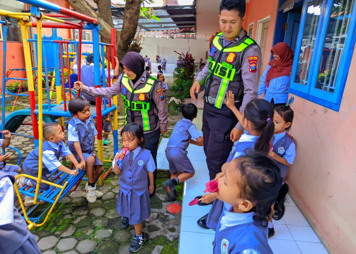 Satlantas Polres Lumajang Kenalkan Tertib Lalu Lintas Sejak Dini di TK Dharma Wanita Citrodiwangsan
