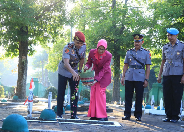 Jelang Hari Bhayangkara Ke-80, Polres Ngawi Ziarah dan Tabur Bunga di TMP hingga Makam Purnawirawan Polri