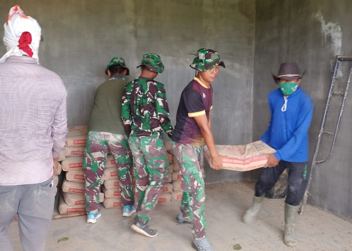 Warga Bersama TNI Mengangkat Material Semen TMMD ke 121 Kodim 0827/Sumenep