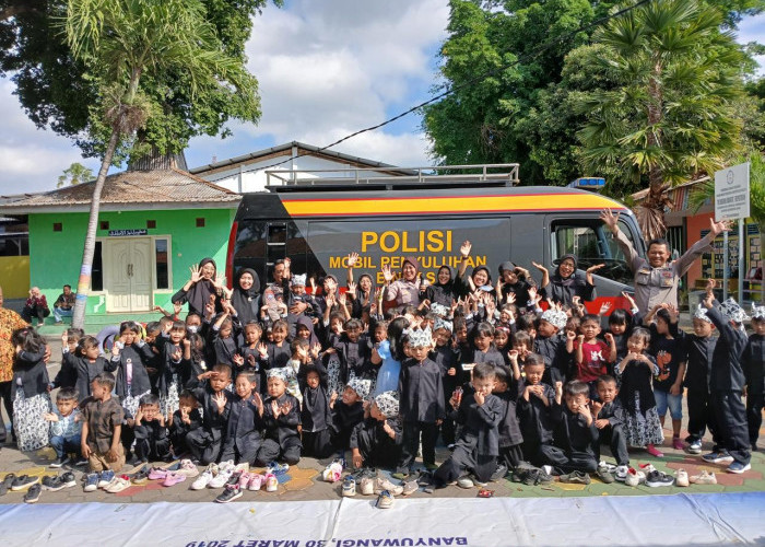 Polresta Banyuwangi Edukasi Siswa TK Anti-Bullying Lewat Wayang Golek