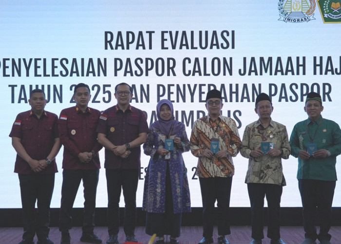 Kanim Tanjung Perak Gelar Rapat Evaluasi dan Penyerahan Paspor Secara Simbolis CJH Tahun 1446 H/2025 M