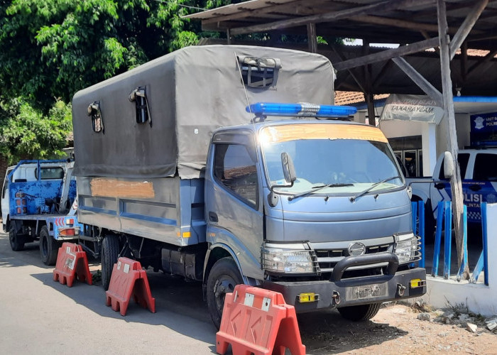Adu Banteng di Pantura Situbondo! Mercy Hantam Truk TNI AL hingga Terguling, 4 Personel Luka