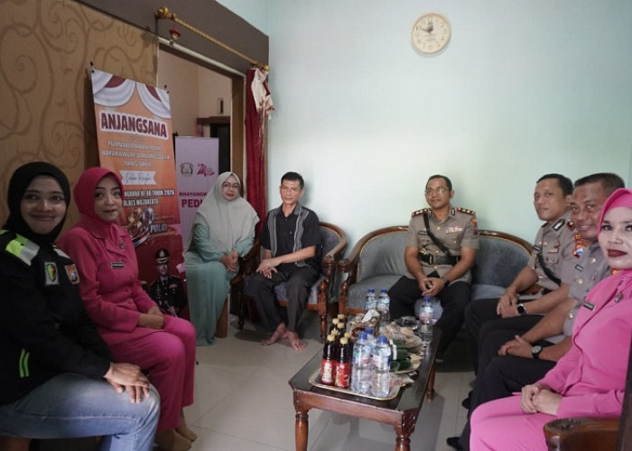 Menjaga Ikatan Keluarga di Hari Bhayangkara, Kapolres Mojokerto Sambangi Anggota Sakit dan Purnawirawan