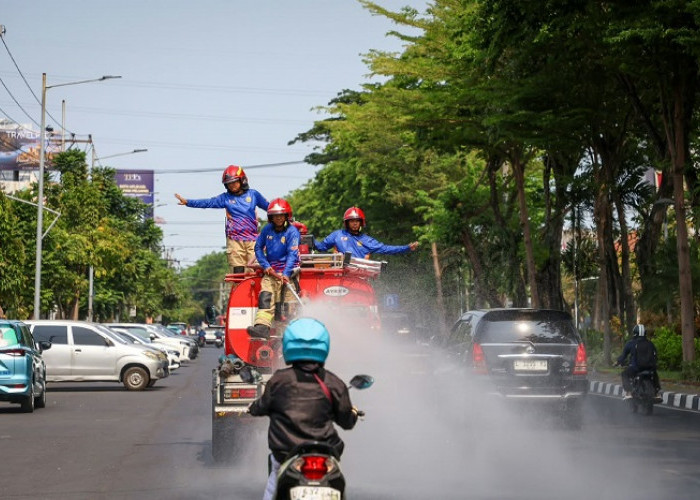 Redam Panas dan Debu Proyek, 10 Mobil Damkar Surabaya Dikerahkan Basahi Jalan Tiap Hari