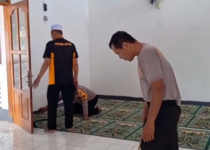 Peduli Lingkungan, Polisi Ngawi Bersih-bersih Masjid As Syafi’iah Jogorogo 