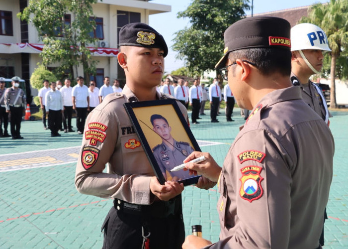 Polres Batu Gelar Upacara PTDH pada Anggota Polri yang Langgar Kode Etik