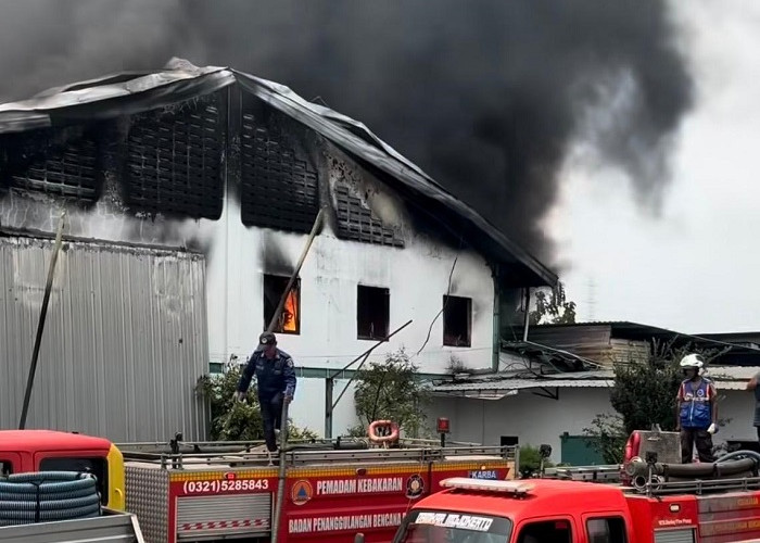 Percikan Las Diduga Picu Kebakaran Pabrik Sepatu di Dlanggu, 6 Mobil PMK Dikerahkan