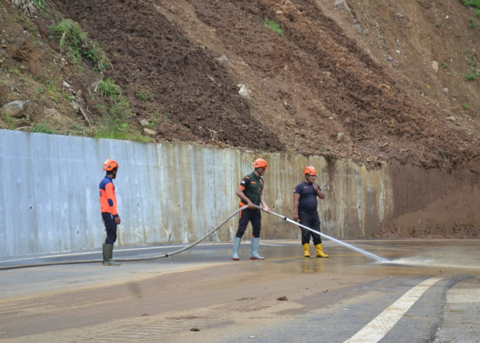 TRC BPBD Lumajang Gerak Cepat Lakukan Pembersihan Paska Longsor di Piket Nol KM 55