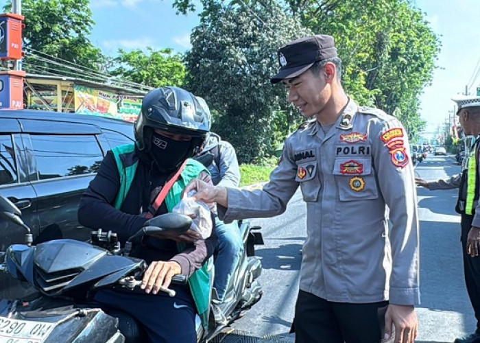 Polsek Waru Bagikan 100 Paket Nasi dan Air Minum kepada Pengguna Jalan