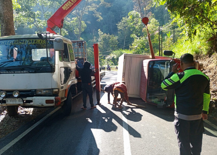 Truk Box J&T Terguling di Dusun Ngeprih, Polres Batu Bantu Evakuasi