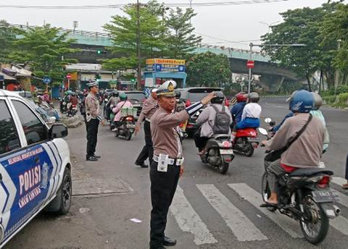 Ciptakan Kelancaran Lalu Lintas Pagi Hari, Polsek Sawahan Atur Arus di Jalan Kupang Girilaya Surabaya