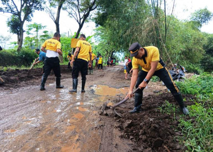 Polsek Winongan Bantu Korban Banjir dan Bersihkan Lumpur di Desa Prodo